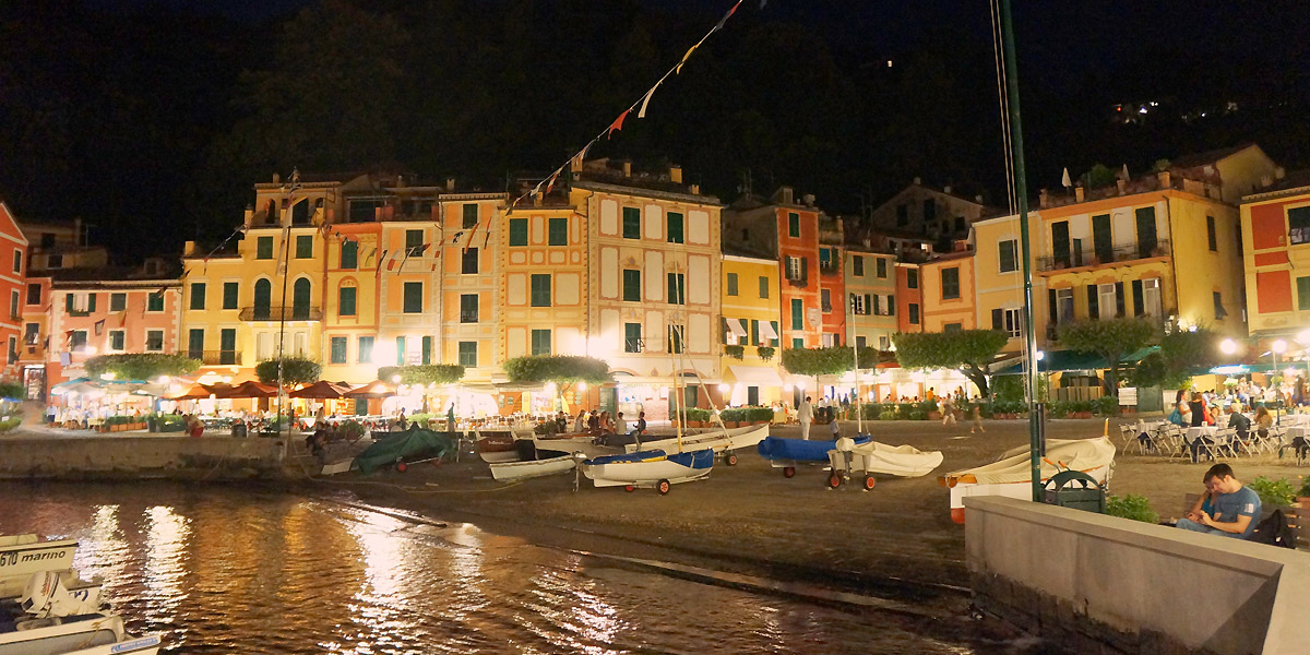 Fischerhafen von Portofino am Abend - Autor: User:Gjacquenot (bearbeitet)